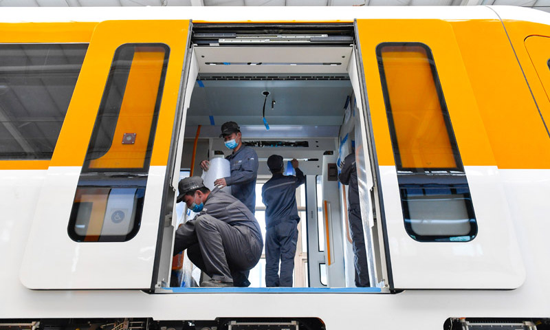 圖為4月29日，中車長客股份公司職工對新型中低速磁浮列車進行調試整備工作。（新華社記者 許暢 攝）