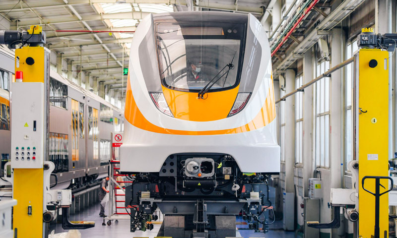 近日，中車長客股份公司研發的新型中低速磁浮列車首列車進入整車動態調試階段，該型列車將用于廣東省首條中低速磁浮線——清遠磁浮旅游專線。列車最高運行速度達每小時120公里。圖為4月29日，中車長客股份公司職工對新型中低速磁浮列車進行調試整備工作。（新華社記者 許暢 攝）