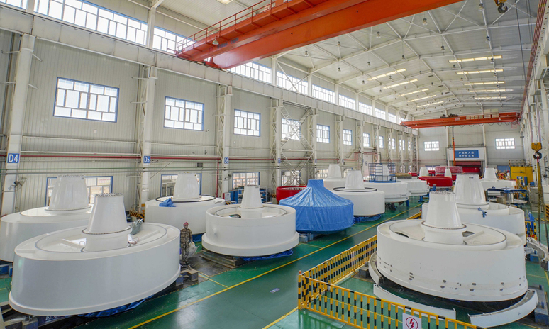 4月25日，在哈密中車新能源電機有限公司生產廠房，工人安裝直驅永磁風力發電機。（新華社記者 趙戈 攝）
