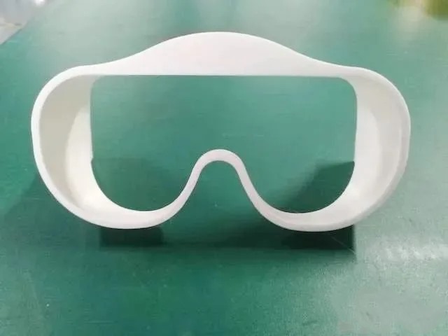 早在全國抗疫之初，航天科技集團所屬企業(yè)就迅速行動起來，發(fā)揮航天技術(shù)優(yōu)勢，“跨界”生產(chǎn)抗疫物資。航天科技集團五院529廠所屬星馳恒動公司多年來將制造衛(wèi)星、飛船、探測器的3D打印等先進制造技術(shù)轉(zhuǎn)化民用，造福經(jīng)濟社會。今年2月，該公司發(fā)揮3D打印技術(shù)優(yōu)勢，主動與相關(guān)合作單位對接，迅速大批量生產(chǎn)醫(yī)用護目鏡鏡框。該公司研制的民用桌面3D打印設(shè)備具有可個性化定制、快速成型等優(yōu)勢。