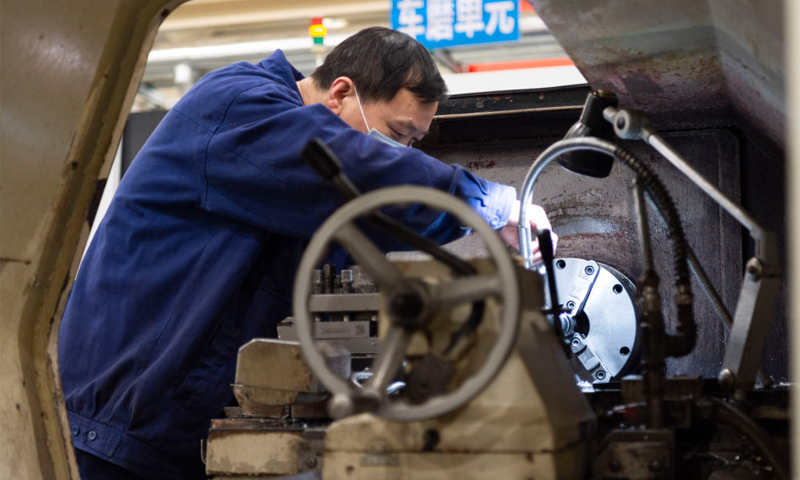4月3日，工人在位于湖北襄陽的江山重工生產(chǎn)車間工作。新華社發(fā)（謝劍飛 攝）