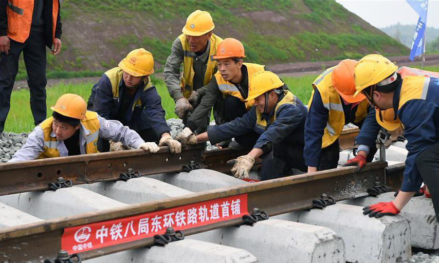 4月2日，在重慶鐵路樞紐東環線施工現場，工人在進行鋪軌施工作業。（新華社記者 唐奕 攝）