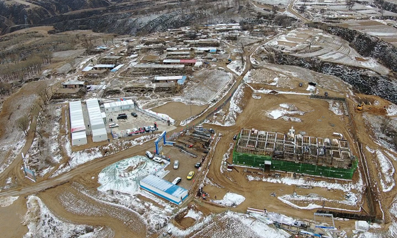 3月26日，在中國能建山西電建承建的五寨杏嶺子100兆瓦風電EPC項目現(xiàn)場，建設(shè)者克服項目邊界長、地形復雜的困難，在“倒春寒”的雨雪天氣中緊張施工，努力確保項目年內(nèi)并網(wǎng)發(fā)電。