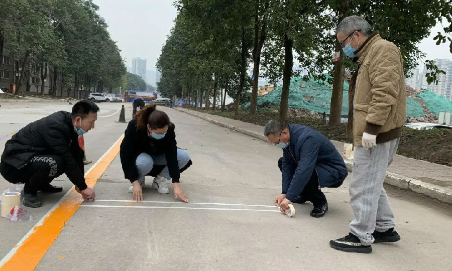 西南公司奇騎物業(yè)萬兵項目管理處的黨員群眾齊上陣，對場地內(nèi)的道路靈活畫線，設(shè)定停車位，為復(fù)工復(fù)產(chǎn)做好準備。