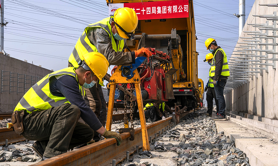 焊軌、磨軌、除銹、卸渣……近日，在國內(nèi)首條具備最高等級全自動駕駛功能的軌道交通線——上海地鐵15號線，工人們正在有序施工。圖為上海地鐵15號線鋪軌B標(biāo)工人師傅正在進(jìn)行鋼軌起到對位作業(yè)。