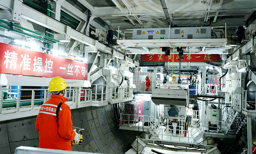據(jù)了解，濟(jì)南黃河隧道工程全長(zhǎng)4.76公里，雙線(xiàn)雙層，上層為雙向6車(chē)道公路、下層為軌道交通預(yù)留空間，是黃河上首條公軌合建的交通隧道，也是超大直徑盾構(gòu)機(jī)首次穿越地上懸河。圖為管片運(yùn)輸。