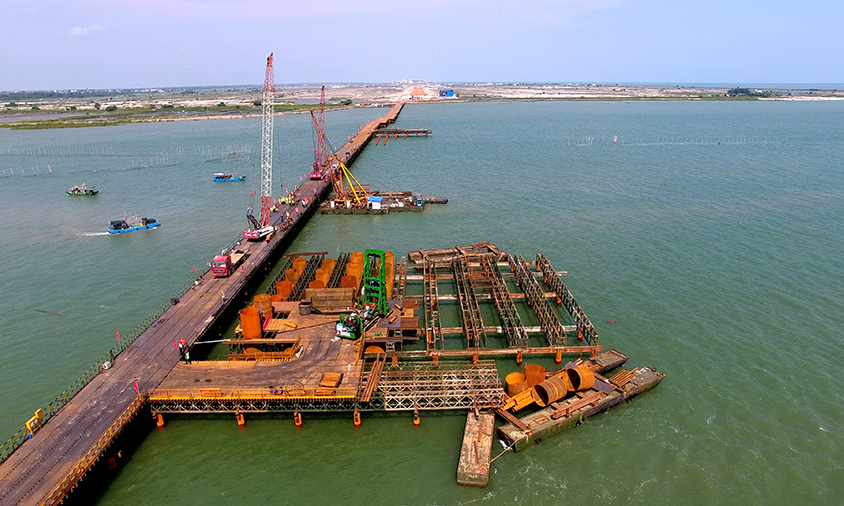 由中國鐵建所屬中鐵二十局承建的廣西北海市西村港跨海大橋是北海市重點建設項目之一，是打造北海“百里海岸海灘海景帶”的關鍵工程。圖為西村港跨海大橋。