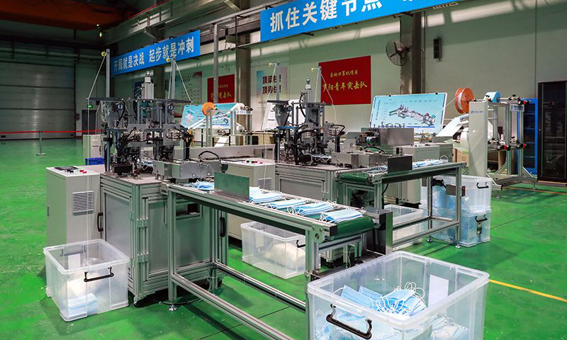此前，航空工業(yè)研制的壓條機(jī)已交付各地防護(hù)服生產(chǎn)企業(yè)使用。兩型產(chǎn)品將按照穩(wěn)定市場(chǎng)、平抑物價(jià)的央企擔(dān)當(dāng)投放市場(chǎng)，緩解疫情期間醫(yī)療防護(hù)用品緊缺狀況，為國家公共醫(yī)療產(chǎn)能儲(chǔ)備力量。此次緊急任務(wù)，航空工業(yè)所屬多家單位參與，分布在6個(gè)省的14家單位的近800名研產(chǎn)人員全力投入研產(chǎn)工作。圖為“1出2型”高端型全自動(dòng)口罩機(jī)。