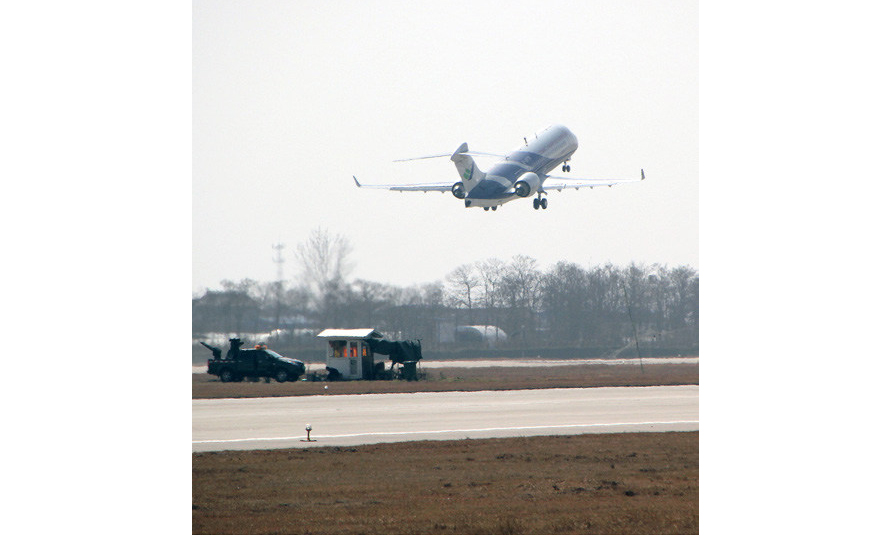 2月20日，隨著一架試驗機(jī)在西安閻良騰空而起，航空工業(yè)試飛中心2020年春節(jié)后科研試飛戰(zhàn)役正式打響。當(dāng)日，經(jīng)過一系列細(xì)致嚴(yán)謹(jǐn)?shù)臏?zhǔn)備工作，試飛中心組織運(yùn)輸機(jī)、殲擊機(jī)、直升機(jī)系列多個型號試驗機(jī)陸續(xù)升空開展科研試飛。當(dāng)前，通過科學(xué)施策、分類施策、精準(zhǔn)施策，試飛中心復(fù)工防疫工作已全面覆蓋科研試飛人員管理、出入管理、機(jī)場機(jī)公共區(qū)域管理、用餐管理等。