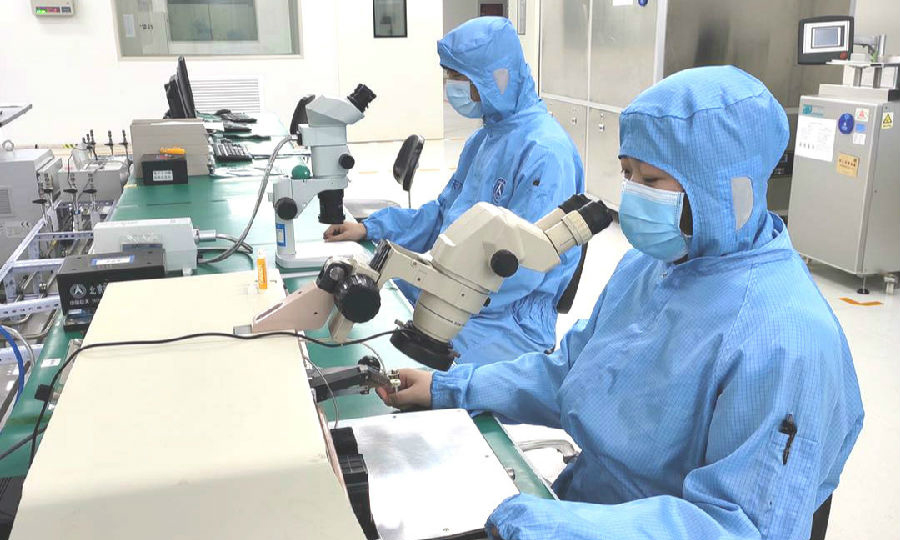 近日，航天科技所屬九院772所封裝測試中心全面動員生產(chǎn)復工，為最大程度保障型號產(chǎn)品交付，該中心嚴格執(zhí)行防疫要求，對科研生產(chǎn)過程中的疫情防控做到了周到細致，不留死角。目前封測中心的生產(chǎn)產(chǎn)能達正常狀態(tài)下的70%-80%，預計隔離期結(jié)束后，大部分生產(chǎn)一線技能人員正常復工，生產(chǎn)線產(chǎn)能能夠全面釋放。圖為772所封裝測試中心科研生產(chǎn)現(xiàn)場。（索軒 攝）