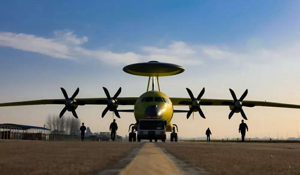 2月16日，航空工業(yè)陜飛率先實現(xiàn)開飛，全面打響疫情防控和科研生產(chǎn)“雙線戰(zhàn)役”。上午9時許，保障人員對駕駛座艙使用紫外線照射和臭氧除菌消殺，對飛機機艙內(nèi)外允許部位進行了酒精擦拭，一切準備就緒后，隨著機組指揮員一聲令下，飛機騰空而起，直沖云霄。經(jīng)過3個多小時的飛行，該架機完成既定出廠試飛任務，平穩(wěn)著陸。