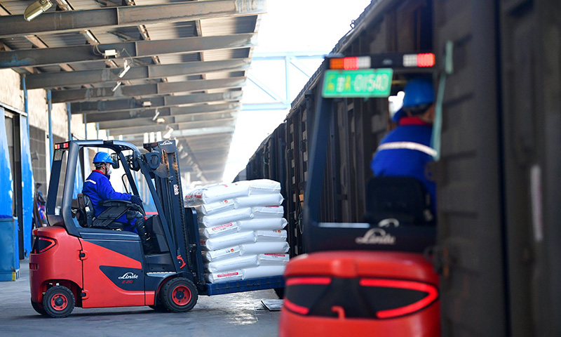 圖為2月12日，蘭州石化公司工作人員將醫用聚丙烯專用料裝車準備發運。（新華社記者 陳斌 攝）