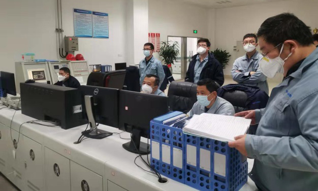 一手抓疫情防控，一手抓復工復產(chǎn)，中國化學工程所屬企業(yè)按照公司統(tǒng)一安排，統(tǒng)籌研究部署全年生產(chǎn)經(jīng)營工作，確保在打贏疫情防控阻擊戰(zhàn)的基礎上，保持生產(chǎn)經(jīng)營平穩(wěn)有序。在保證人員安全的基礎上，做好境內(nèi)外工程項目的復工復產(chǎn)。中國化學工程所屬天辰耀隆在春節(jié)前及時儲備大宗物料，有效解決了原料供應問題。主動出擊、全力以赴拓展下游銷售客戶，為正常生產(chǎn)運行奠定了基礎。圖為工作人員在辦公室討論原料供應問題。