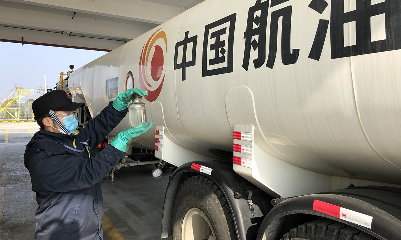 1月30日農歷大年初六，中國航油湖北分公司武漢航空加油站飛機加油“啟明星”班組飛機加油員接班后，檢查油品質量，確保供油安全。（今力 攝）