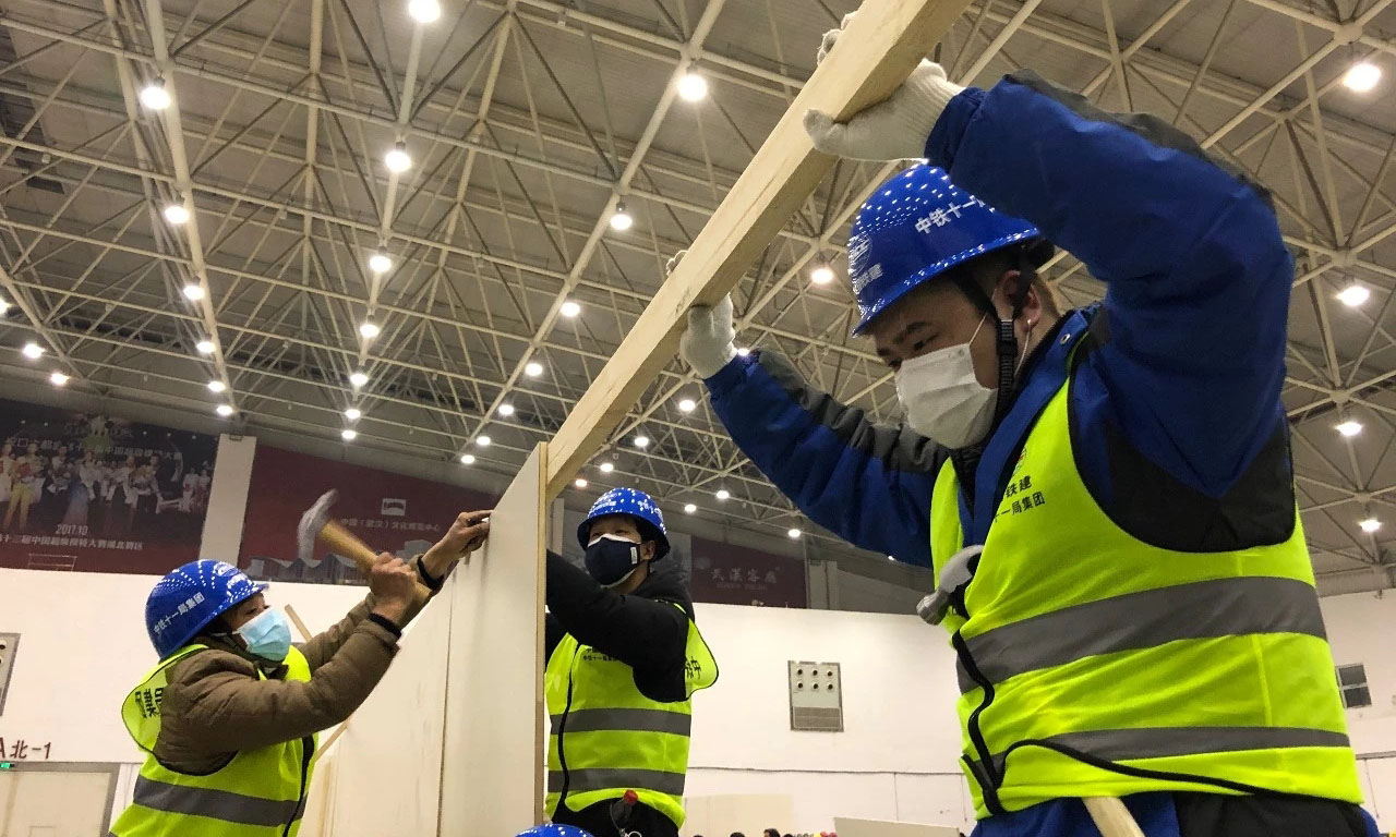 經過參建人員通宵突擊奮戰，截至2月6日8:30分，A區12個倉位的隔板安裝和門洞、吊頂等施工任務全部完成，布線和插座安裝等臨電安裝于12時全部完工。圖為隔板安裝現場。