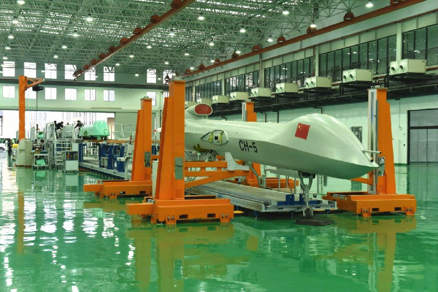 隨著彩虹無人機臺州基地首批彩虹-4無人機成功總裝下線，2019年12月30日，彩虹無人機臺州生產(chǎn)基地正式投入運營。彩虹無人機要經(jīng)過線纜敷設(shè)、航電設(shè)備安裝、燃油系統(tǒng)安裝、動力系統(tǒng)安裝、表面設(shè)備安裝及起落架系統(tǒng)安裝等程序才能最終走下生產(chǎn)線。彩虹-4無人機最遠航程可達3500公里，巡航時間可達40小時，其間無須加油，以優(yōu)異的性能獲得了用戶認可。這次在國內(nèi)應(yīng)急測繪領(lǐng)域的應(yīng)用又一次拓展了彩虹無人機的應(yīng)用領(lǐng)域。“無人機適應(yīng)惡劣環(huán)境、飛行穩(wěn)定性強、長航時，較好彌補了應(yīng)急測繪領(lǐng)域的空白。”航天科技十一院副院長趙立晨介紹。圖為彩虹無人機在臺州基地總裝。