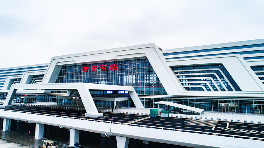 吉安西站建成以后，依托昌贛高鐵，與滬昆高鐵和向莆、贛瑞龍、衡茶吉鐵路，及在建的贛深、安九高鐵等相銜接，并融入以南昌為中心的“2小時交通圈”以及輻射粵、閩、湘、浙、滬、皖、鄂等周邊省市及城市群的“4小時生活圈”。圖為昌贛高鐵吉安西站。