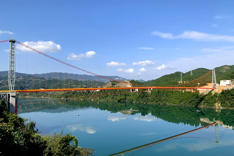 近日，由中國鐵建所屬中鐵十八局建安公司承建的國內(nèi)跨度和荷載最大的管道懸索橋——重慶南川水江至涪陵白濤天然氣管道烏江懸索橋具備通氣投產(chǎn)條件。該橋是國內(nèi)首個大型頁巖氣田——涪陵頁巖氣田開發(fā)配套的重點工程，橫跨烏江，全長467.8米，主跨長355米，總荷載超過1008噸，位居國內(nèi)同類管道懸索橋之首。（伍振 攝）