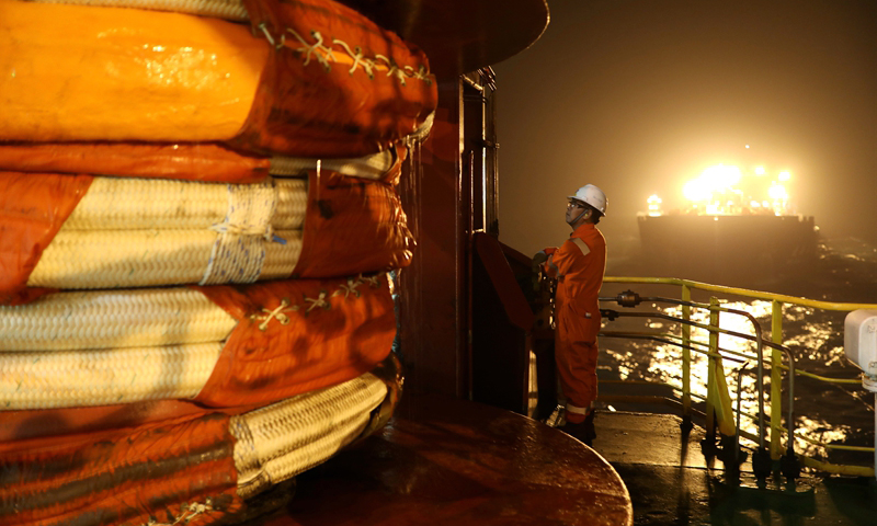 12月1日凌晨，中國海油“海洋石油115”FPSO（浮式生產儲卸油裝置）完成第421船原油外輸作業。為確保提油安全，“海洋石油115”FPSO將提油時間安排在風力較小的晚上。凌晨一點，工作人員準時開始啟動油輪解脫、輸油軟管回收作業。