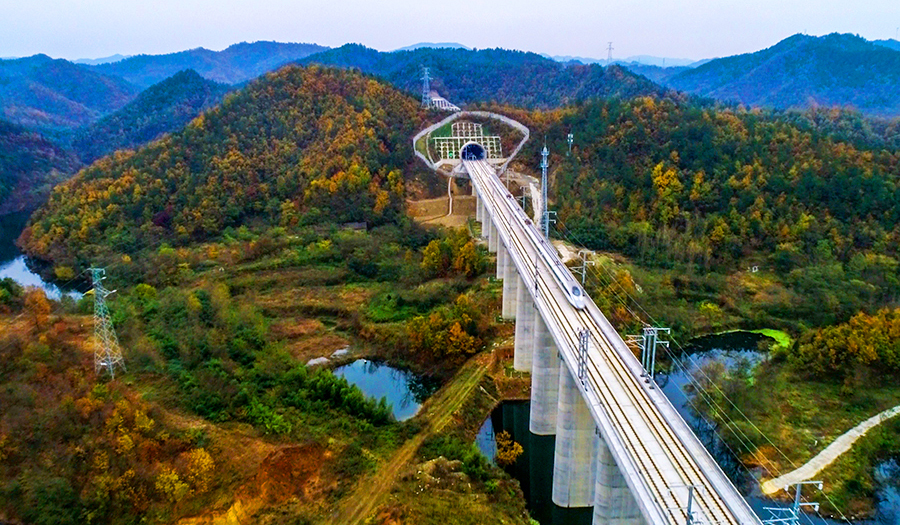11月29日，連接“武漢城市圈”與“襄隨十城市群”的漢十高鐵開通運營。這條全長399公里、設計時速350公里的高鐵，一路經過武漢黃鶴樓、隨州炎帝神農故里、襄陽隆中、十堰丹江口水庫及武當山等風景名勝區，被譽為“湖北最美高鐵”。圖為漢十高鐵浪河特大橋。