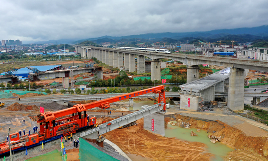 11月18日，由中國鐵建所屬中鐵二十五局承建的渝懷鐵路增建二線終點段（湖南段）進入鋪軌架梁階段，進一步加快國家中長期鐵路網規劃的重要建設項目的施工建設。圖為渝懷鐵路增建二線湖南段架梁施工現場。（陳浩 攝）