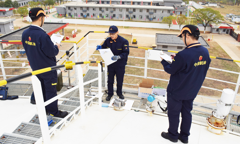 圖為中國民航航空油料計量統計員職業技能大賽罐內油品計量考試現場。 