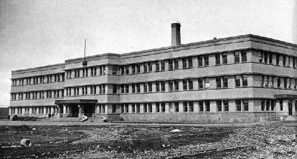 圖為昭和制鋼所本社事務(wù)所舊址。1949年7月9日，鞍山鋼鐵公司在這座樓前舉行盛大莊嚴(yán)的開工典禮，宣布新中國的第一個(gè)大型鋼鐵企業(yè)正式開工。（資料照片）