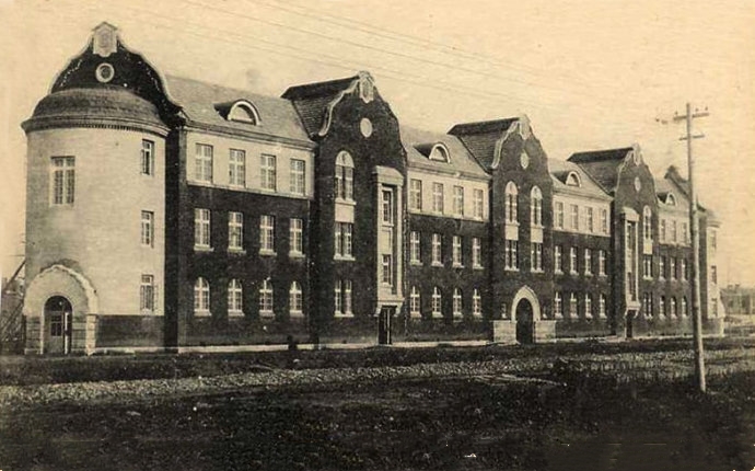 1948年2月，井井寮成為鞍山鋼鐵公司第一職工宿舍。圖為井井寮舊址。（資料照片）
