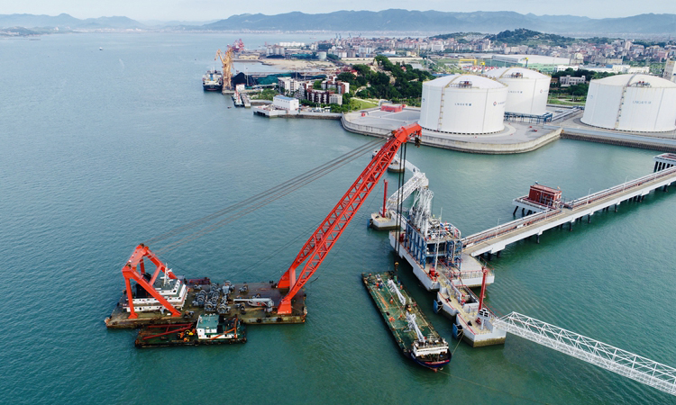 10月2日，中國海油所屬福建LNG卸料臂C臂順利完成了超級(jí)檢修后的首次卸料，為業(yè)內(nèi)LNG接收站重大型設(shè)備的大修積累了寶貴的經(jīng)驗(yàn)。卸料臂超級(jí)大修作業(yè)包含現(xiàn)場新舊臂更換、新臂調(diào)試和舊臂在車間的全面維修維護(hù)兩大部分。福建LNG技術(shù)團(tuán)隊(duì)緊抓吊裝時(shí)機(jī)，使作業(yè)無縫對(duì)接，比原計(jì)劃提前了一天完成。其中對(duì)卸料臂內(nèi)臂液壓桿存在劃痕滲油的缺陷采取國內(nèi)再噴涂的方案完成了修復(fù)，節(jié)約備件費(fèi)用約20萬元。圖為卸料現(xiàn)場。