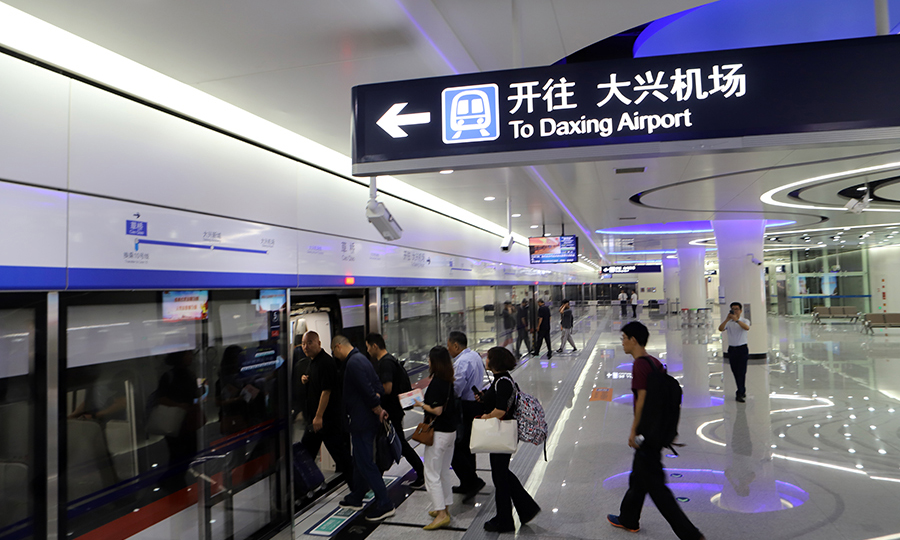 北京大興國際機(jī)場線起點草橋站是全國第一個可以值機(jī)、托運(yùn)、安檢直通機(jī)場候機(jī)樓的車站，被稱為“新國門第一站”。圖為市民紛紛乘車體驗。（范成濤 攝）