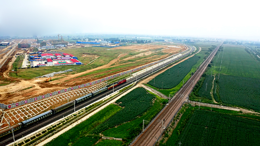 8月19日，隨著一列檢測(cè)車從湖北襄陽襄州北站緩緩駛出，世界一次建成里程最長(zhǎng)的重載鐵路、國內(nèi)規(guī)模最大的運(yùn)煤專線浩吉鐵路（原蒙華鐵路）正式開始對(duì)軌道、通信、信號(hào)、接觸網(wǎng)等系統(tǒng)進(jìn)行動(dòng)態(tài)檢測(cè)。圖為動(dòng)態(tài)檢測(cè)現(xiàn)場(chǎng)。
