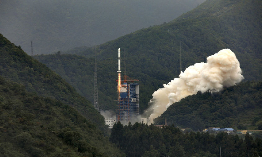 7月26日11點(diǎn)57分，我國(guó)在西昌衛(wèi)星發(fā)射中心使用長(zhǎng)征二號(hào)丙運(yùn)載火箭，成功將遙感三十號(hào)05組3顆衛(wèi)星送入預(yù)定軌道，發(fā)射取得圓滿成功。圖為長(zhǎng)二丙火箭飛向太空。（石立群 攝）
