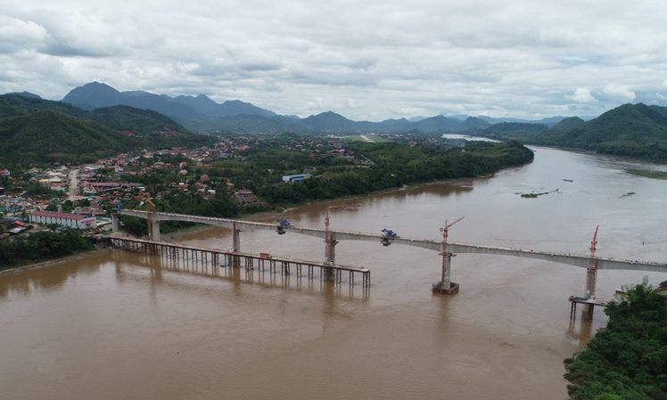 圖為7月28，合龍后的中老鐵路老撾瑯勃拉邦湄公河特大橋。新華社發（中鐵八局供圖）