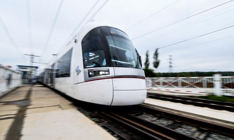 2019年4月16日，中車長客股份公司為以色列特拉維夫紅線輕軌項目研制的列車在長春下線，截至目前已進行3個多月的型式試驗。后續車輛正在制造，預計2021年全部交付。據介紹，這是我國100%低地板列車首次出口發達國家，該車型也是世界上安全防護等級領先的輕軌列車。圖為7月25日，以色列特拉維夫紅線輕軌列車在中車長春軌道客車股份有限公司進行型式試驗。（新華社記者 王昊飛 攝）