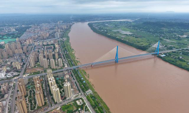 圖為7月23日，無人機拍攝的南溪仙源長江大橋。（新華社記者 劉坤 攝）