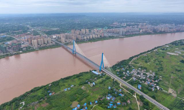 圖為7月23日，無人機拍攝的南溪仙源長江大橋。（新華社記者 劉坤 攝）