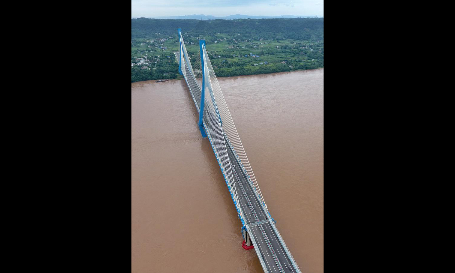 圖為7月23日，無人機拍攝的南溪仙源長江大橋。（新華社記者 劉坤 攝）