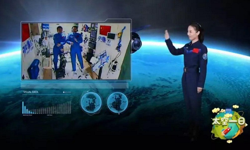 2016年11月17日，新華社太空特約記者、航天員景海鵬(左二)、陳冬(左一)與地面上的航天員王亞平(右一)一起為全國青少年小朋友錄制的一堂“太空科普課”上線播出。