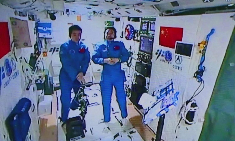 2016年11月15日，新華社太空特約記者、航天員景海鵬(右)和陳冬在天宮二號首次接受“天地采訪”。新華社發（中國航天員中心提供）