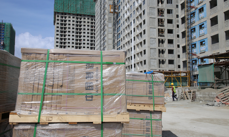 公益住房項目是中馬兩國在“一帶一路”建設中的重要合作項目。馬爾代夫首都馬累面積僅約1.5平方公里，居住人口卻超過10萬。為了緩解馬累擁擠的居住環境，中馬近年來展開合作，在與馬累隔海相望的胡魯馬累島上建設公益住房。圖為外包裝印有“中國制造”的瓷磚在馬爾代夫胡魯馬累島的公益住房項目施工現場有序擺放。（新華社記者 朱瑞卿 攝）