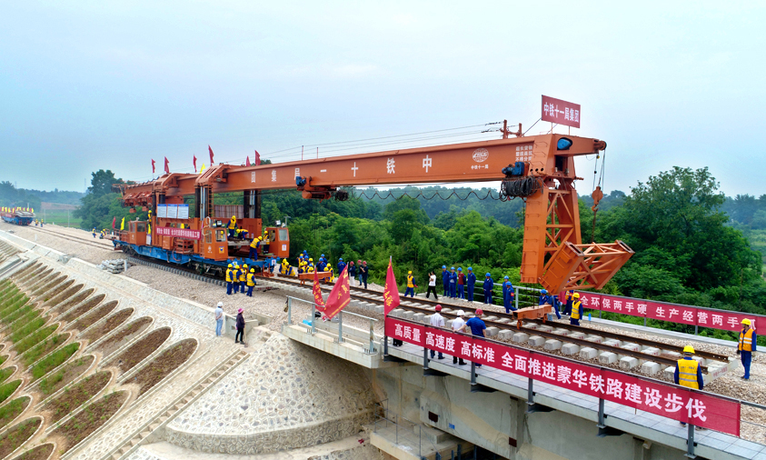 7月2日零點，隨著最后一段長鋼軌鋪到江西省吉安站接軌點，世界上一次建成里程最長的重載鐵路和國內規模最大的運煤專線——蒙華鐵路全線鋪軌完成，為2019年10月1日全線通車奠定了堅實基礎。圖為中鐵十一局鋪軌施工現場。