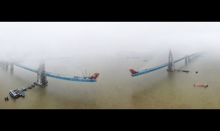 圖為6月27日，無人機拍攝滬通長江大橋南主塔（左）成功封頂畫面。（新華社記者 許叢軍 攝）