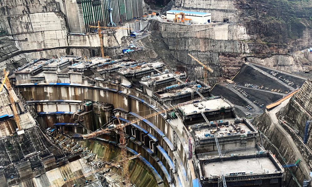 圖為6月26日拍攝的白鶴灘水電站建設(shè)工地。（國務院國資委網(wǎng)站 馬語謙 攝）