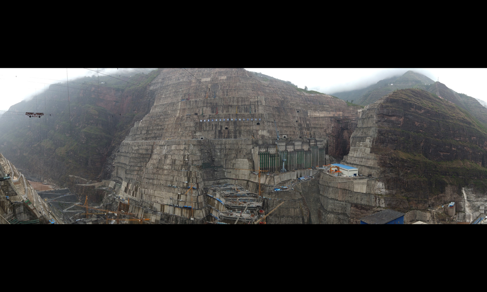 圖為6月26日拍攝的白鶴灘水電站建設(shè)工地。（國務院國資委網(wǎng)站 馬語謙 攝）