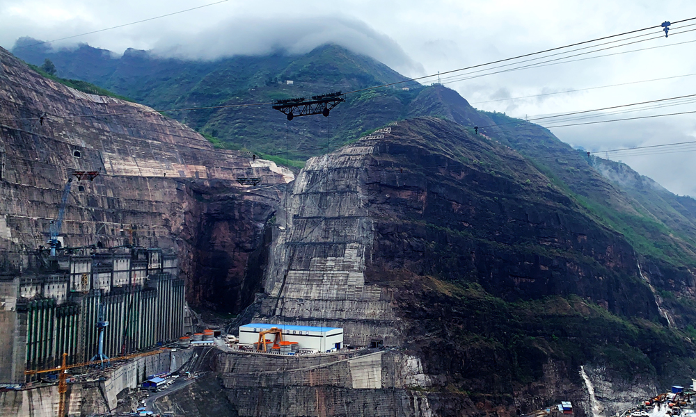 目前，全球在建裝機規(guī)模最大水電站——白鶴灘水電站正加緊建設(shè)。圖為6月26日拍攝的白鶴灘水電站建設(shè)工地。（國務院國資委網(wǎng)站 馬語謙 攝）