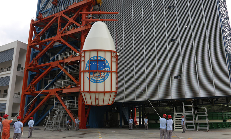 圖為衛星吊裝。