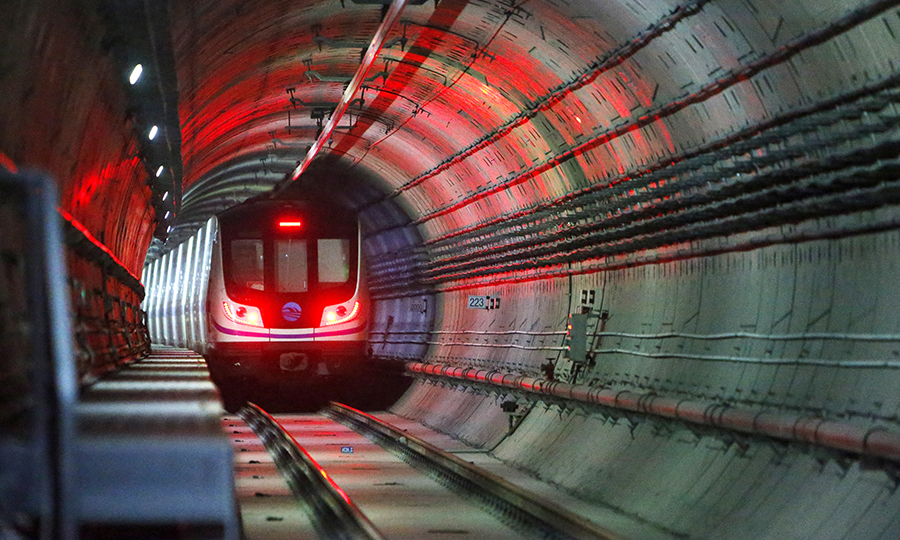 6月23日，隨著列車穿越黃河，標(biāo)志著由中國鐵建所屬中鐵十四局參建的蘭州軌道交通1號線全線開通試運營，這是甘肅省首條地鐵，也是國內(nèi)首條穿越黃河的地鐵線路。圖為地鐵穿越黃河隧道。（范成濤 攝）