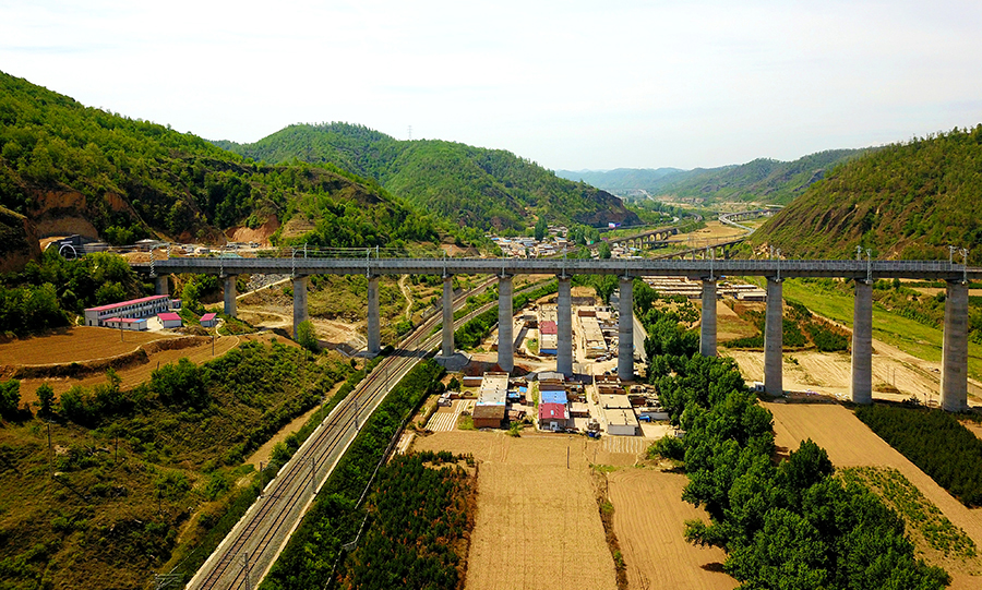 近日，隨著全橋聲屏障安裝檢測(cè)結(jié)束，由中國(guó)鐵建所屬中鐵二十局承建的“蒙陜段第一高橋”——蒙華鐵路跨包西鐵路特大橋全面完工。該橋位于革命圣地延安境內(nèi)，全長(zhǎng)646.1米，有空心橋墩16個(gè)，最高空心墩柱高達(dá)58米，高度為蒙華鐵路蒙陜段119座大中橋梁之首，是蒙陜段重點(diǎn)控制性工程。圖為蒙華鐵路蒙陜段第一高橋全面完工。（許崗 攝）