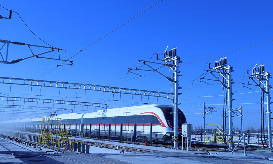 近日，在北京新機(jī)場(chǎng)線，經(jīng)過反復(fù)測(cè)試，由中國(guó)鐵建所屬中鐵十四局電氣化公司承建的全線信號(hào)系統(tǒng)聯(lián)鎖開通。作為全線試運(yùn)行前的最后一個(gè)關(guān)鍵工程節(jié)點(diǎn)，信號(hào)系統(tǒng)聯(lián)鎖開通后，為國(guó)內(nèi)首條時(shí)速160公里、全自動(dòng)無人駕駛地鐵運(yùn)營(yíng)打下堅(jiān)實(shí)基礎(chǔ)。圖為列車“白鯨號(hào)”從停車場(chǎng)出發(fā)。