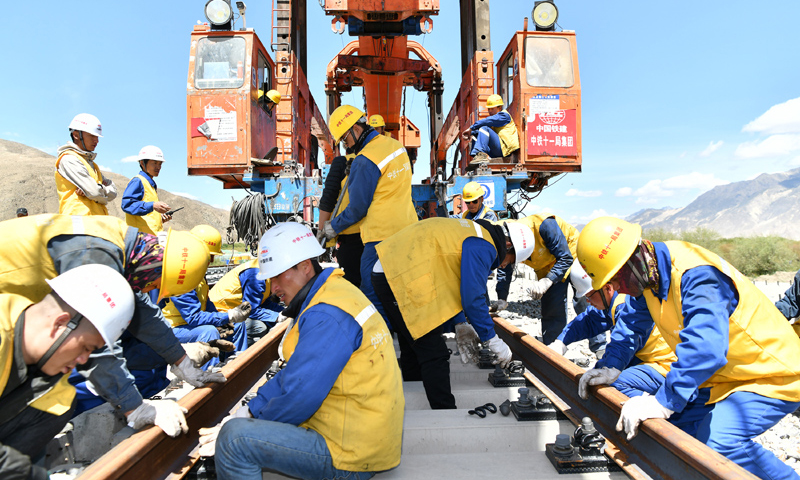 6月6日，川藏鐵路拉林段鋪軌至全線第二個(gè)新建車站——西藏扎囊站，至此拉林鐵路已鋪軌50公里。扎囊縣位于西藏山南市，被譽(yù)為西藏“氆氌之鄉(xiāng)”。圖為6月6日，負(fù)責(zé)鋪軌的中鐵十一局集團(tuán)的建設(shè)者在現(xiàn)場(chǎng)作業(yè)。（新華社記者 李鑫 攝）